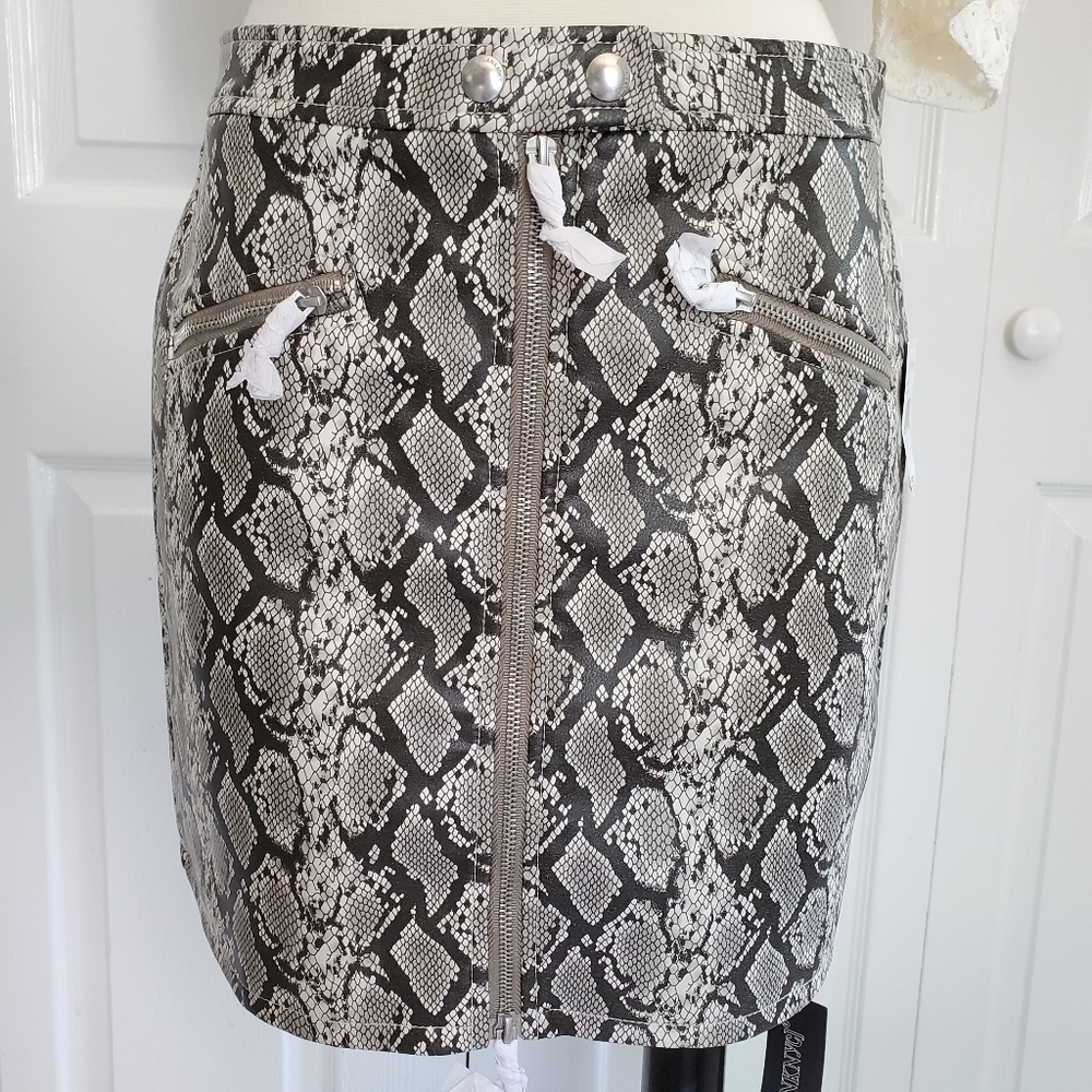 NWT Blank NYC Vegan Leather Snake Print Mini Skirt - Picture 2 of 7